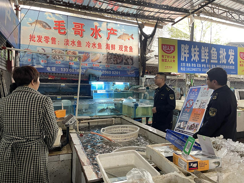 蘆山縣市場監督管理局開展長江禁漁常態化檢查，嚴防水產品零售環節違規行為